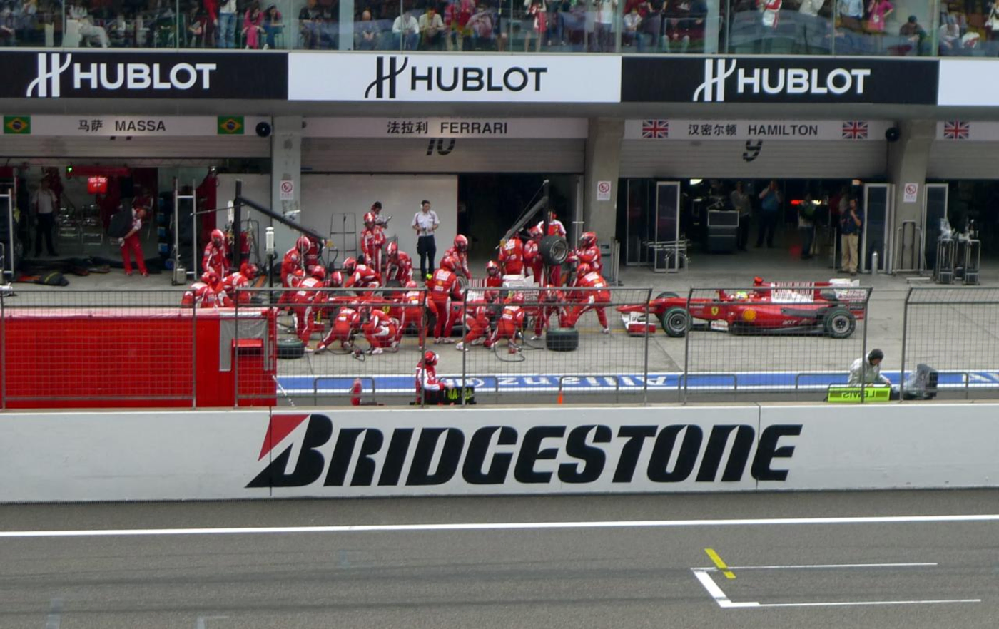 2010 중국 그랑프리에서 피트에 연이어 들어온 두 Ferrari F1 차량